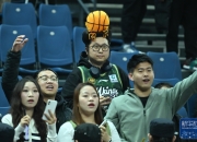 爱游戏官网-包含比赛现场气氛火爆，球员个个拼尽全力的词条