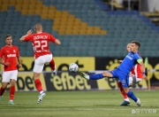 爱游戏直播-匈牙利球队在欧洲联赛中竭尽全力，取得进步