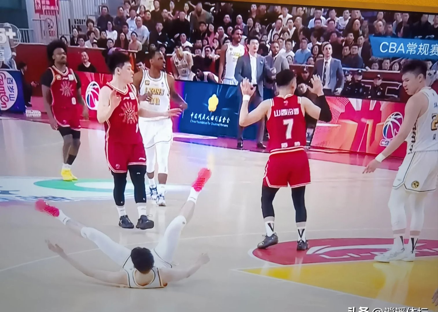 包含比赛现场气氛火爆,球员个个拼尽全力的词条 包含比赛现场气氛火爆,球员个个拼尽全力的词条