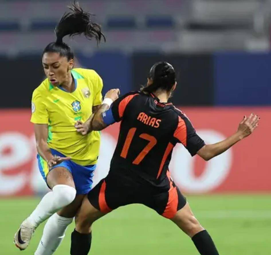 美国女足压倒日本,晋级美洲杯四强 美国女足压倒日本,晋级美洲杯四强