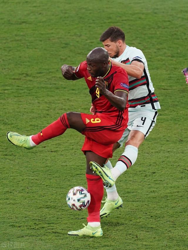 汉堡球员遭遇争议性判罚,引发裁判争议 汉堡球员遭遇争议性判罚,引发裁判争议