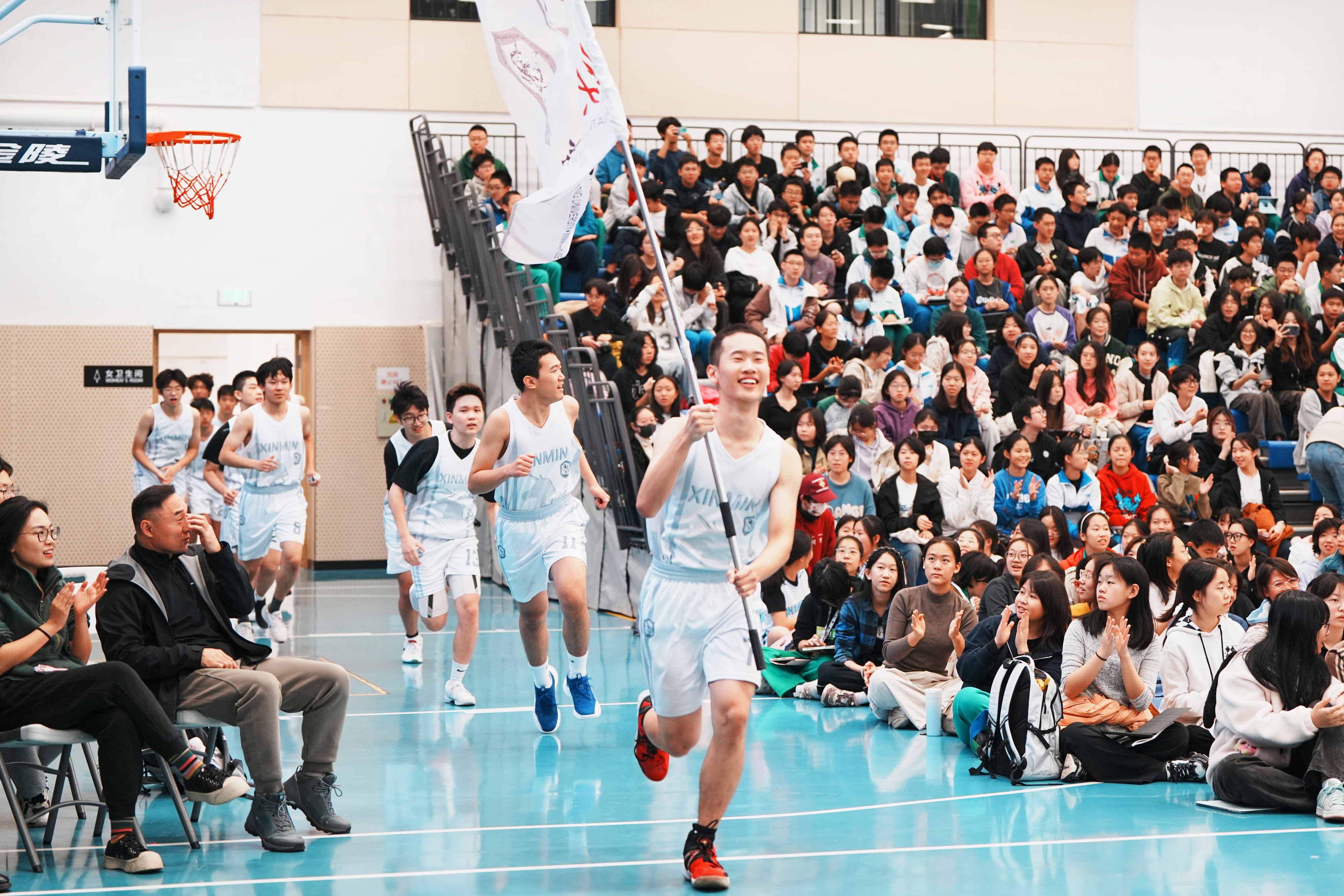 包含红蓝对决：篮球比赛中的高潮时刻的词条