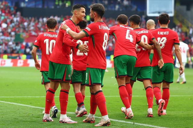 丹麦队与乌克兰队展开激烈较量 丹麦队与乌克兰队展开激烈较量