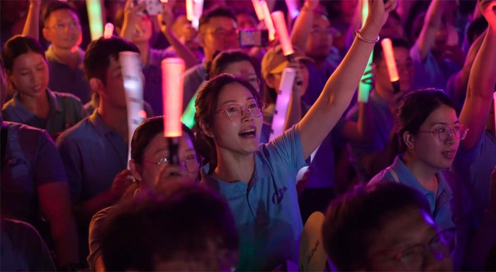 观众热情高涨，现场气氛火爆