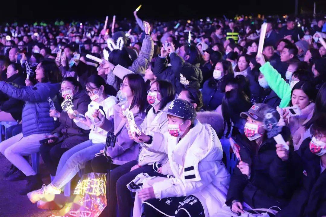 观众热情高涨，现场气氛火爆